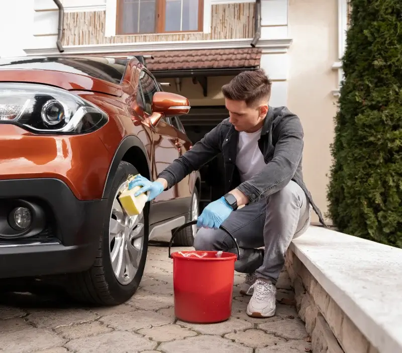 Lavage auto à domicile Goos : professionnel intervenant sur un véhicule